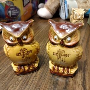 Vintage owl shaker set Six Flags souvenir